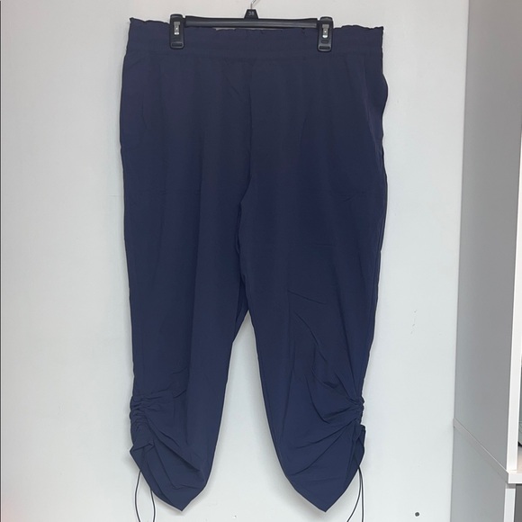 Columbia Pants - Columbia XL Women’s Lightweight Tech Cropped Pants, Moisture Wicking #outdoors